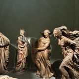Particolarmente toccanti sono le figure di Maria di Cleofa e Maria Maddalena, le cui vesti, aderenti ai corpi, volano come mosse da un impeto di dolore, catturando il momento dell�urlo e dell�angoscia
